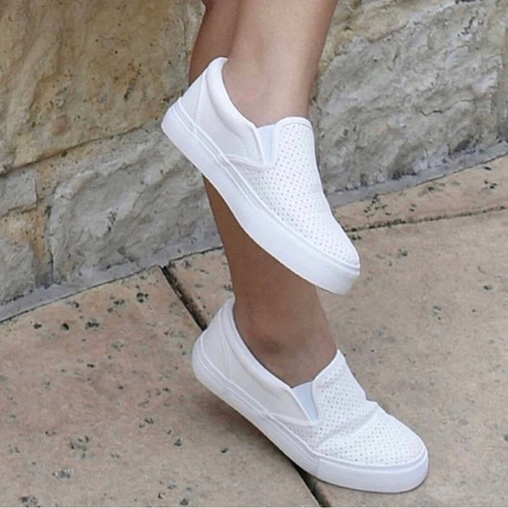 Slip-on Perforated Comfy Sneaker Loafer White Faux Leather Women’s 6 Size NIB
